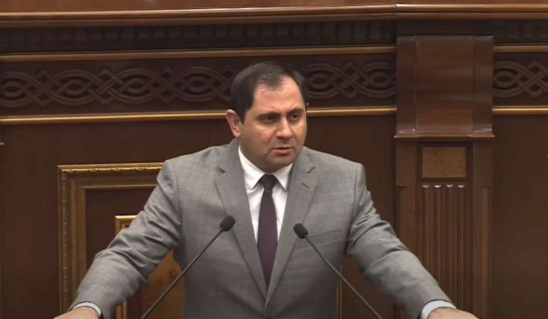 30 դեպքը ներկայացնում են, որ ամբողջ օրը բանակում ավտոմատը առած ժամկետային զինծառայողները իրար կոտորում են. Պապիկյան