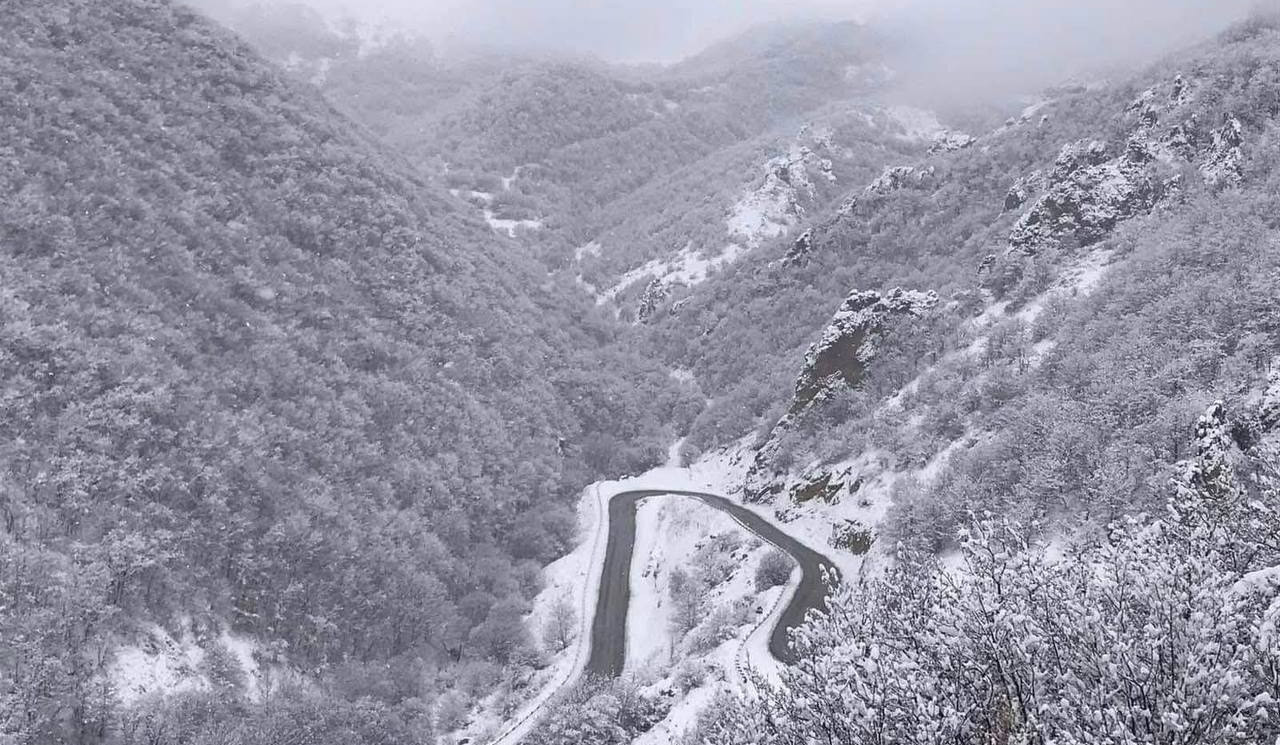 Մեղրու, Արթիկի և Աշոցքի տարածաշրջաններում ձյուն է տեղում. Քաջարան-Մեղրի ավտոճանապարհը փակ է կցորդով տրանսպորտային միջոցների համար