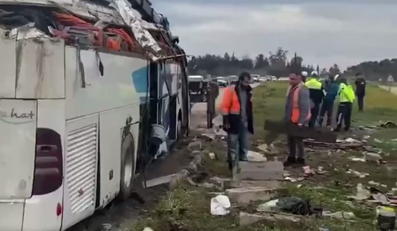 Two killed, 19 injured in bus crash in Adana, Turkiye
