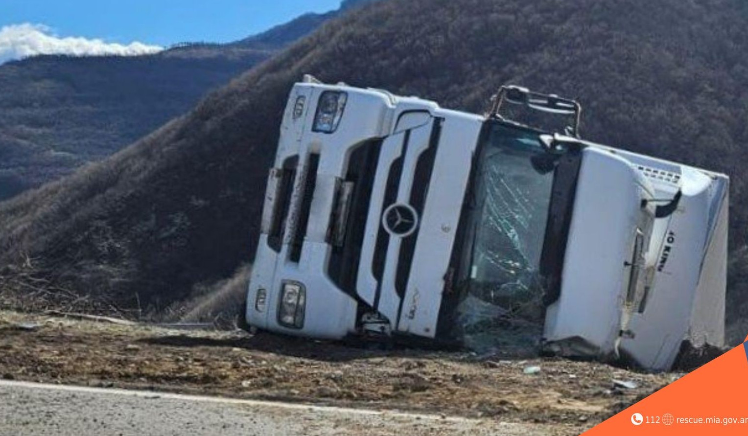 Բեռնատարը դուրս է եկել երթևեկելի գոտուց և կողաշրջվել. վարորդը հոսպիտալացվել է