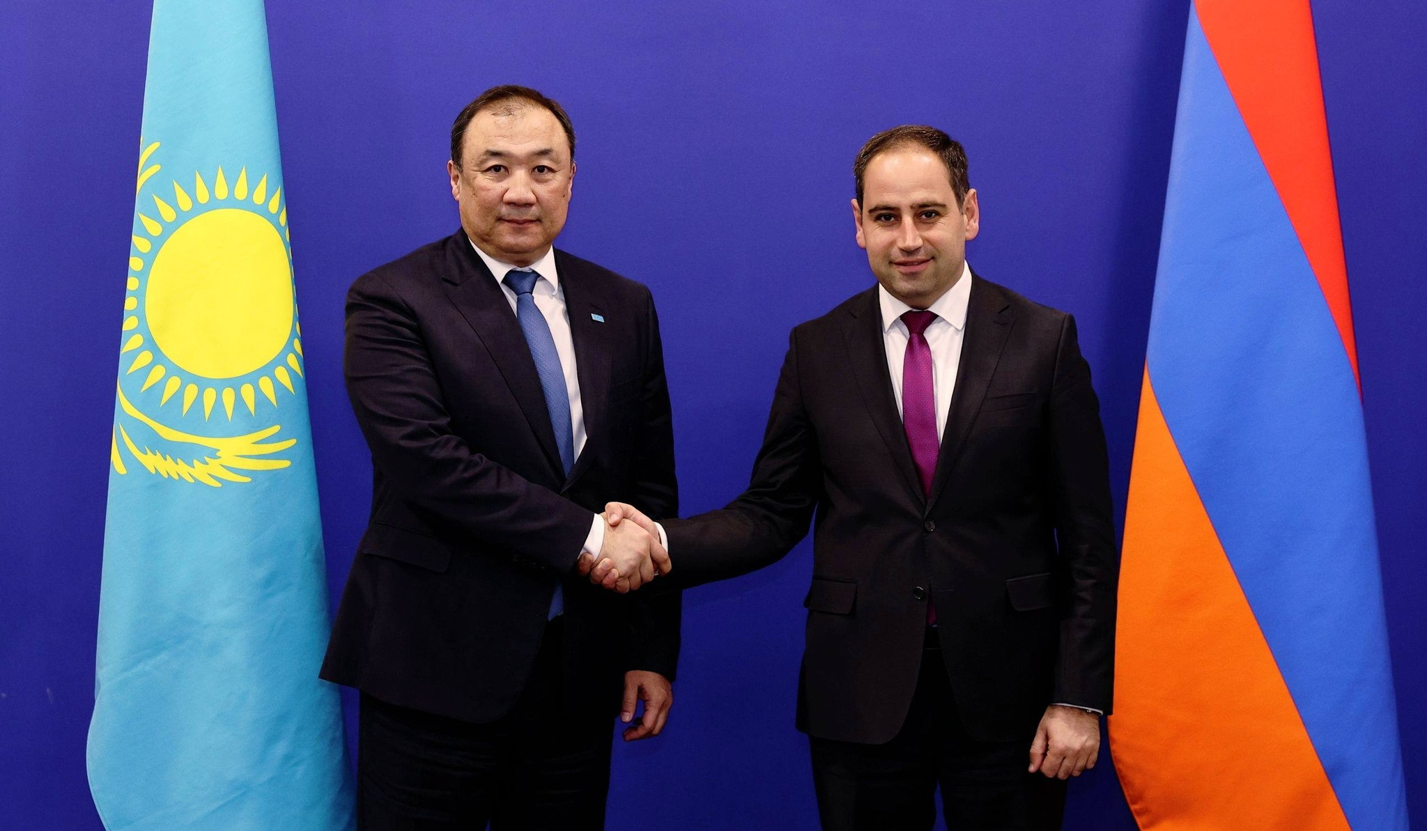 ՏԿԵ նախարարն ու Ղազախստանի դեսպանը քննարկել են ավիացիոն, տրանսպորտային ոլորտներին առնչվող հարցեր