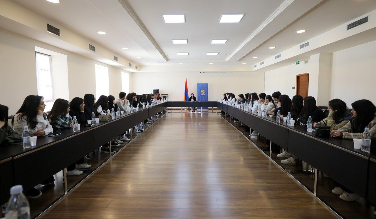 Ոչ մի ուսանող ֆինանսական խնդրի պատճառով պետք է դուրս չմնա բուհից. Ժաննա Անդրեասյանը հանդիպել է ուսանողների հետ