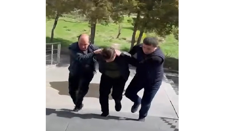 Քրեական ոստիկանները հայտնաբերել են խոշոր չափերով թմրամիջոցների մաքսանենգությանը և դրանք ապօրինի իրացնելուն հանցակցելու մեղադրանքով հետախուզվողին