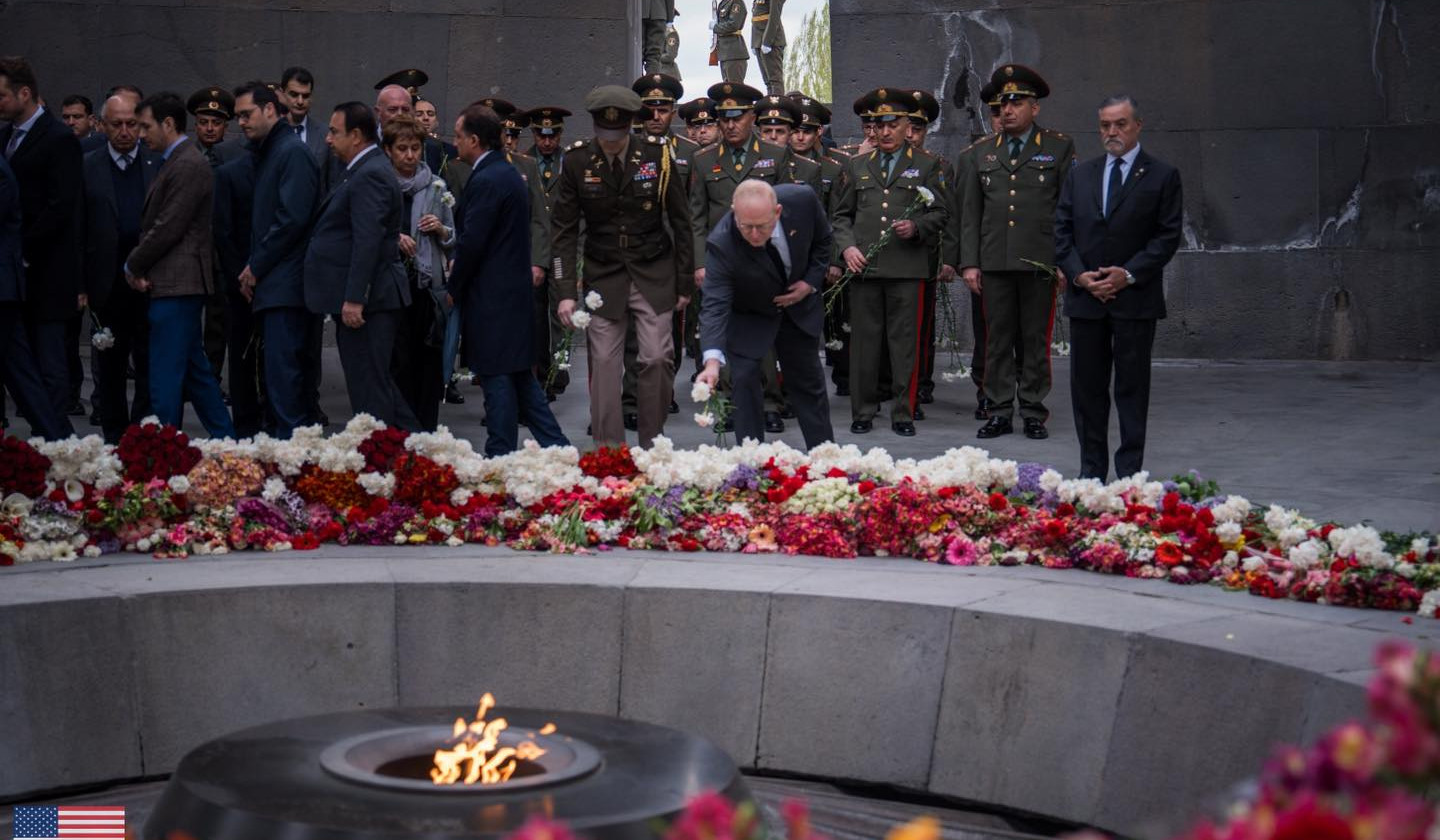 ԱՄՆ գործերի ժամանակավոր հավատարմատար Փիթեր Անդրեոլին ծաղիկներ է դրել Ծիծեռնակաբերդի հուշահամալիրի անմար կրակի մոտ