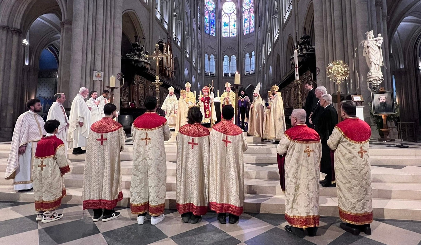 Ֆրանսիայում Հայաստանի դեսպանը ապրիլի 25-ին Փարիզի Աստվածամոր տաճարում մասնակցել է Հայոց ցեղասպանության զոհերի հիշատակի ոգեկոչման պատարագին