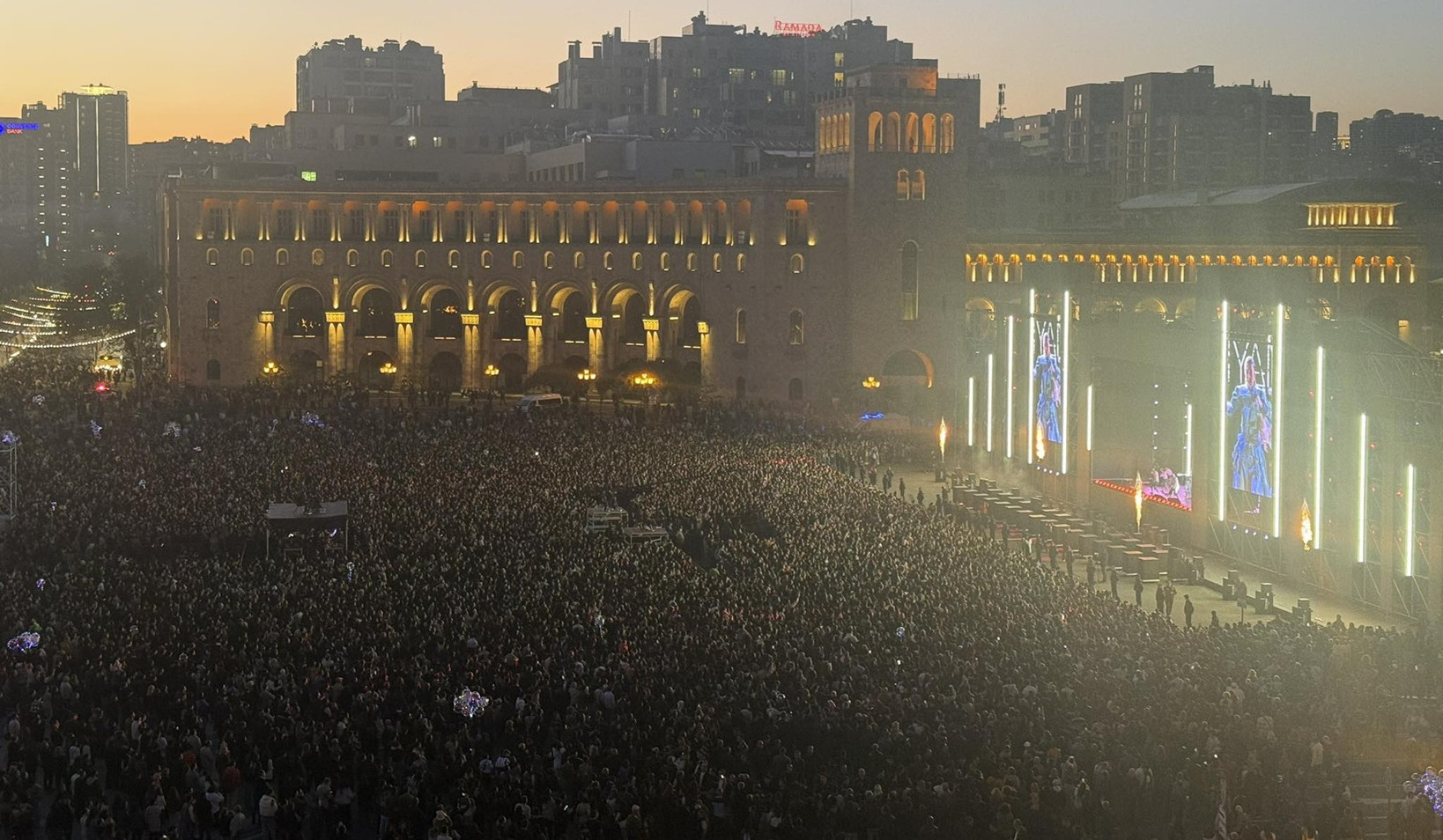 Քաղաքացու տոնը Հանրապետության հրապարակում. Արայիկ Հարությունյանը լուսանկար է հրապարակել