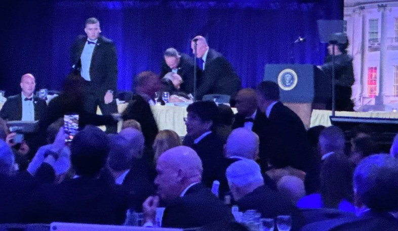 Վաշինգտոնում թղթակիցների ընթրիքը քաոսի է վերածվել. նախագահ Թրամփն ու առաջին տիկինը տարհանվել են