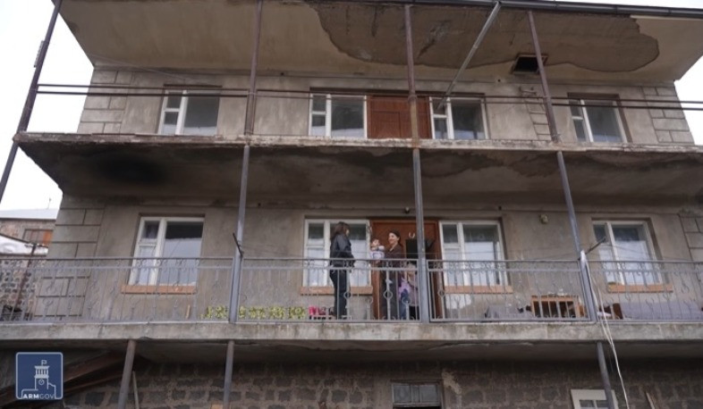 ԼՂ-ից տեղահանված Մովսեսյանների բազմանդամ ընտանիքը պետական ծրագրով սեփական տուն է գնել Հրազդանում