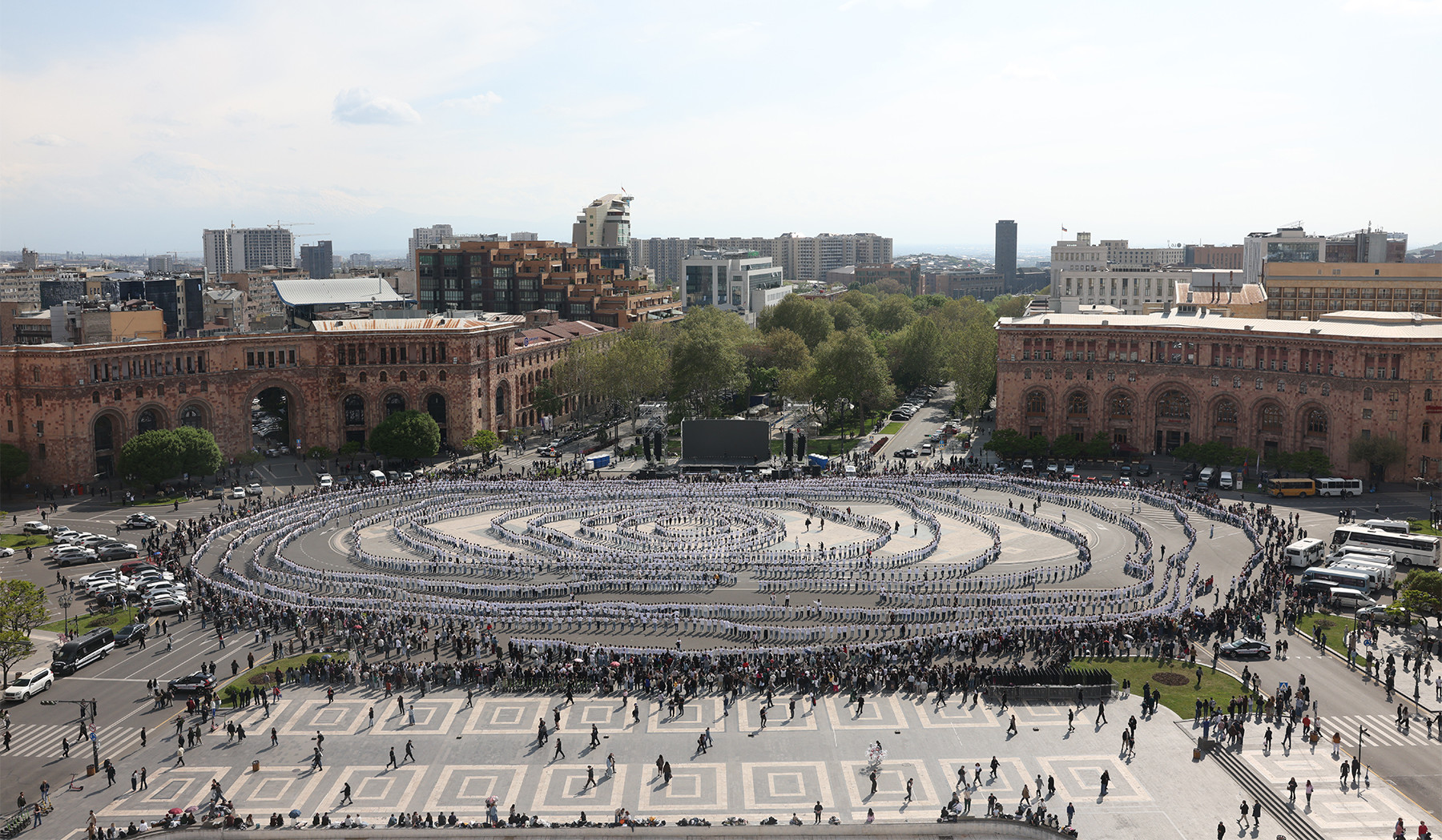 «Տոնական շուրջպար 7 շրջանով». Պարի միջազգային օրը Հանրապետության հրապարակում