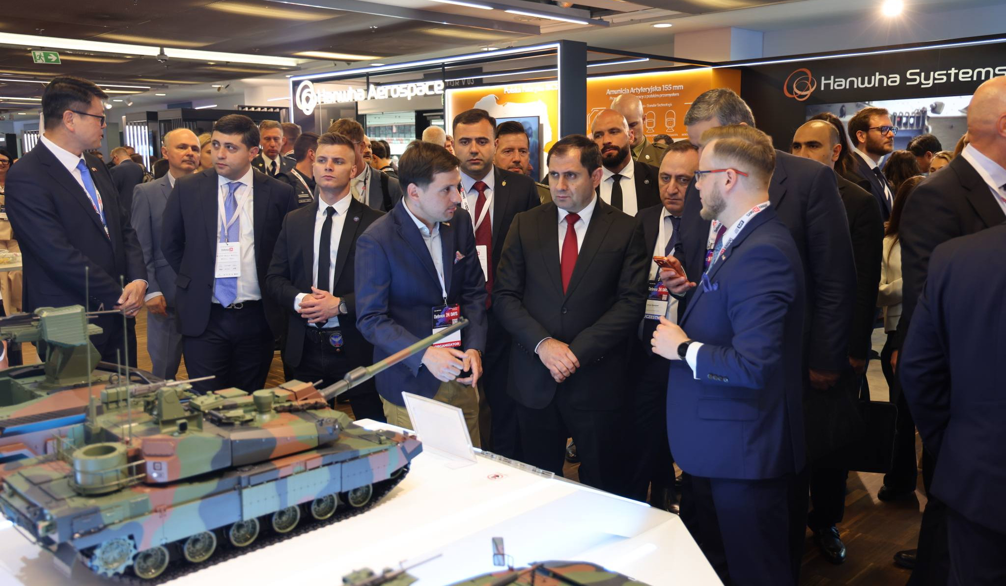 Suren Papikyan toured pavilions of Defence24 Days conference