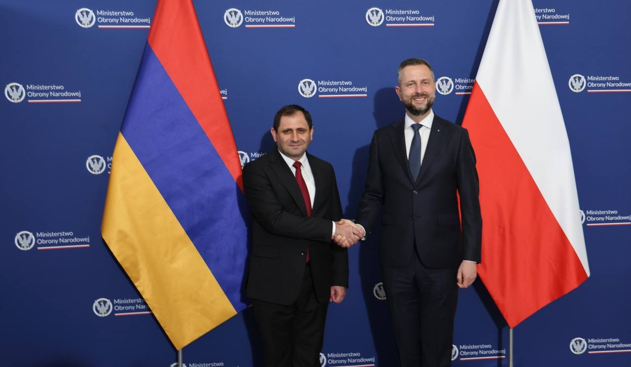 Private conversation between Suren Papikyan and Vladislav Kościńska-Kamysz kicks off