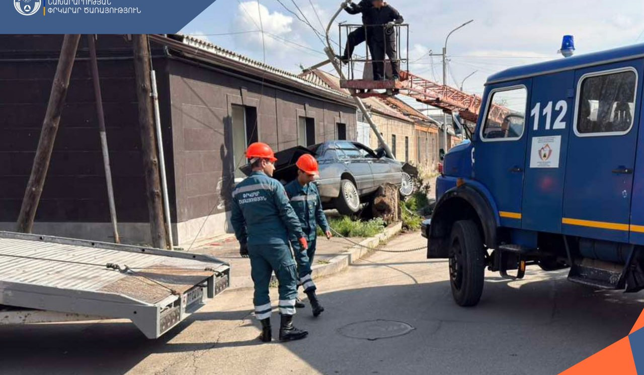 Գյումրիում մեքենան դուրս է եկել երթևեկելի գոտուց, բախվել էլեկտրասյանը և հայտնվել մայթեզրին