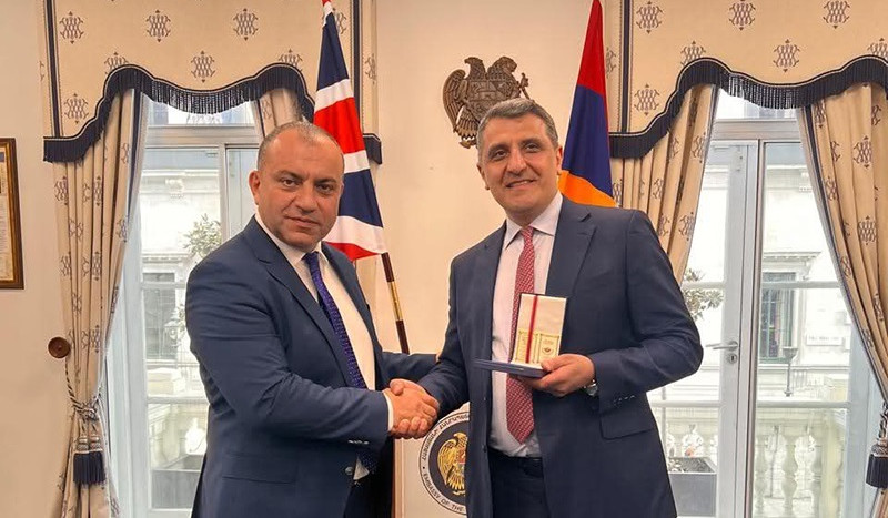 Արման Դիլանյանը ՄԹ-ում ՀՀ դեսպանին է հանձնել ՍԴ հուշամեդալը