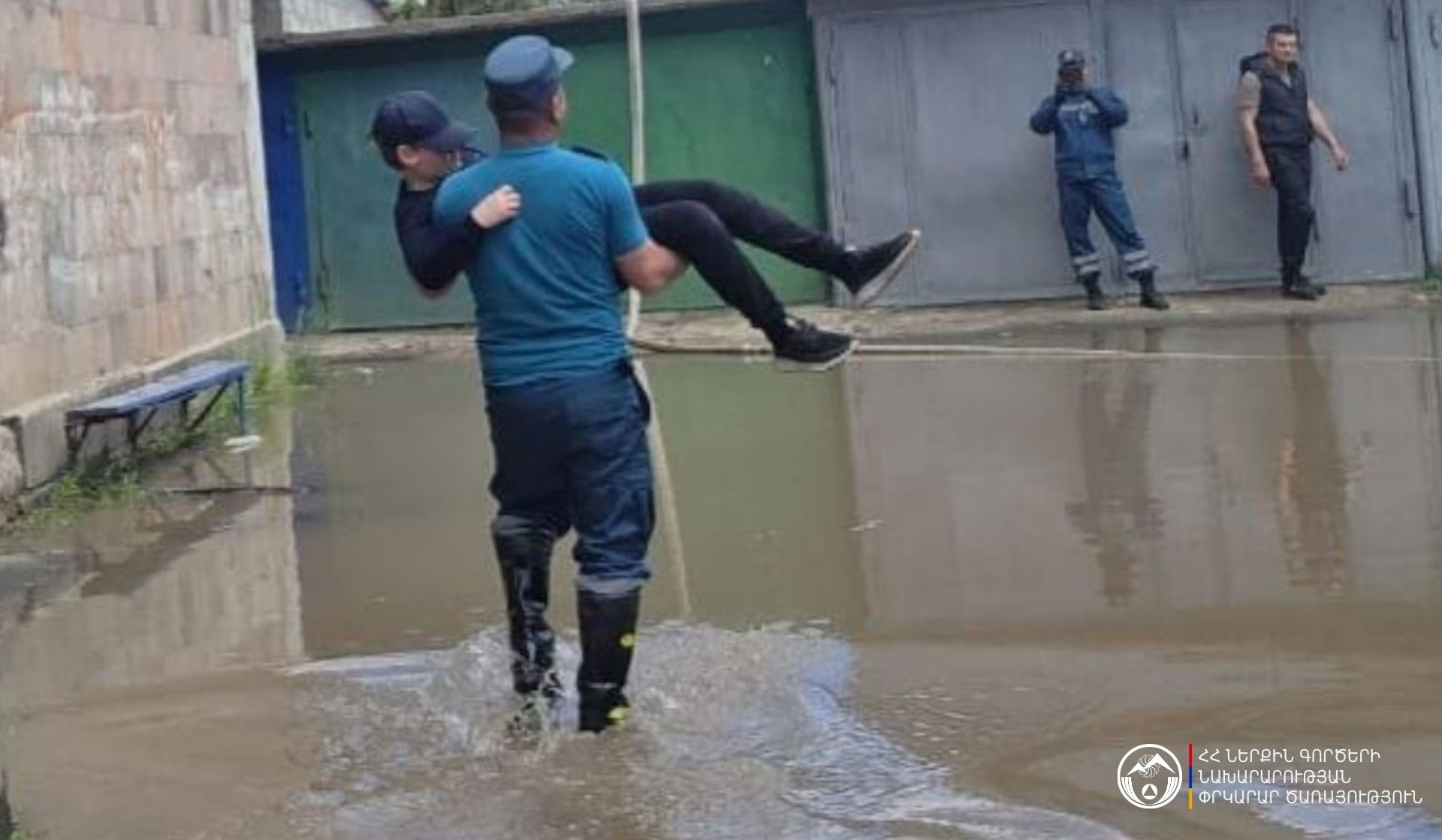 Փրկարարներն Հրազդանում օգնել են քաղաքացիներին շենքից դուրս գալ և ջրահեռացման աշխատանքներ են իրականացրել