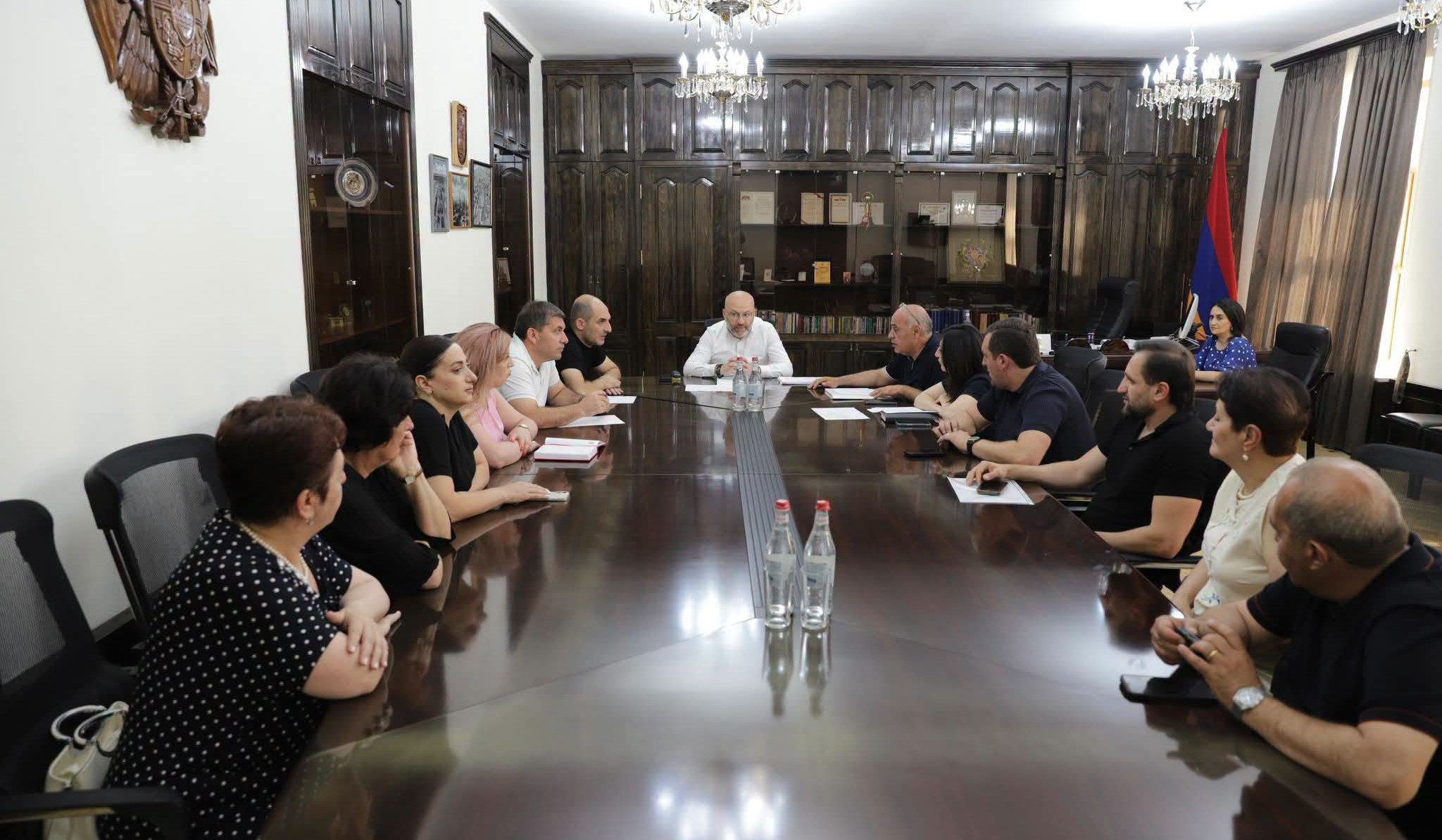 Շիրակի մարզպետը մարզում գործող պոլիկլինիկաների տնօրենների հետ աշխատանքային խորհրդակցություն է անցկացրել