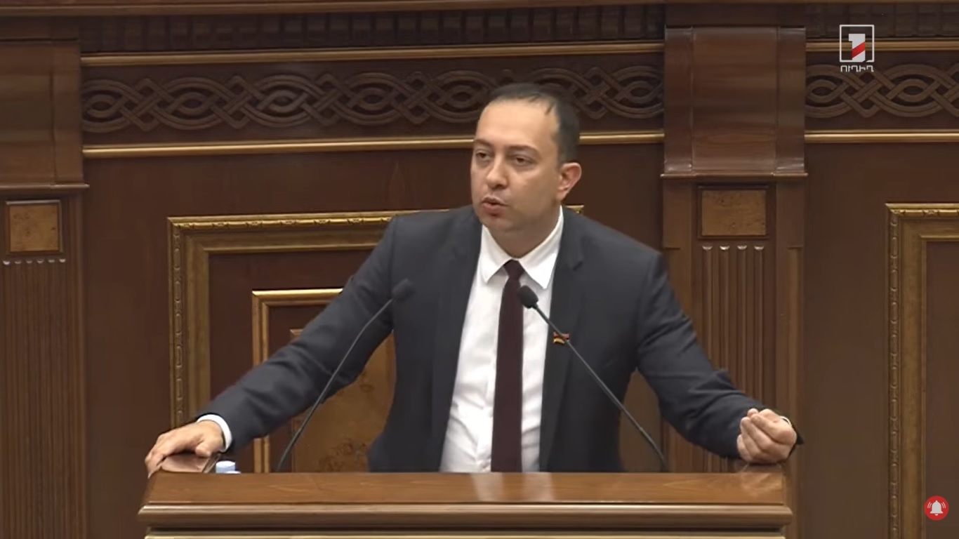 Երդման տեքստի ժամանակ ոտքի չկանգնելը քաղաքական մշակույթի տեսանկյունից ի՞նչ ուղերձ էր հանրությանը. Աղաջանյանը՝ ընդդիմադիրներին
