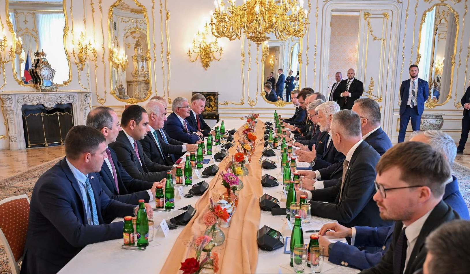 Չեխիայում ՀՀ նախագահի դիմավորման արարողությանը հաջորդել է ընդլայնված կազմով հանդիպում. մասնակցել է նաև ՏԿԵ նախարարը