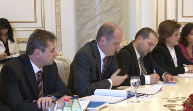 08.04.15 / The First on Economics