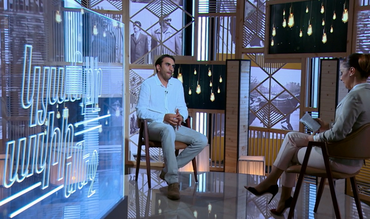 Life in The Palm - Rafael Yeranosyan