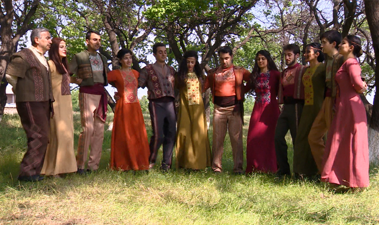 Shoulder to shoulder. Nare