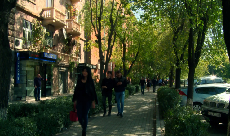 On Yerevan Streets: Isahakyan