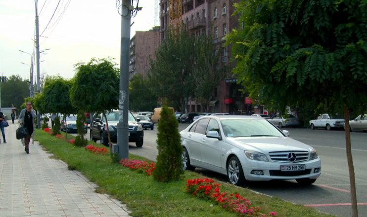 On Yerevan Streets: Khanjyan