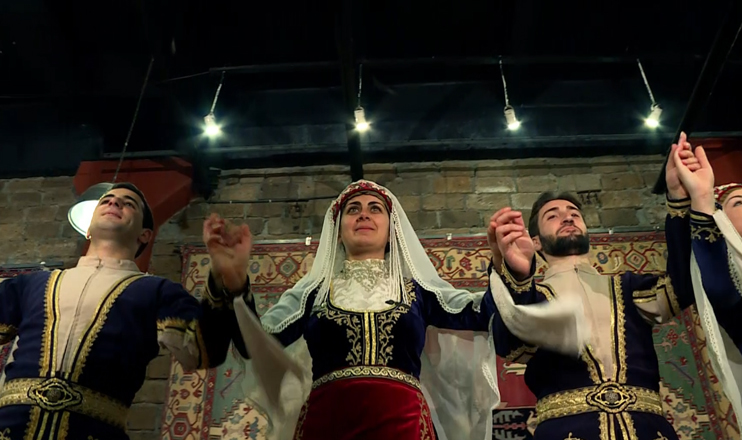 Ուս ուսի. Բուլուլ