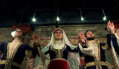 Ուս ուսի. Բուլուլ