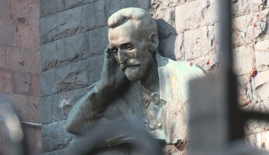 Երևանի փողոցներում. Թումանյան