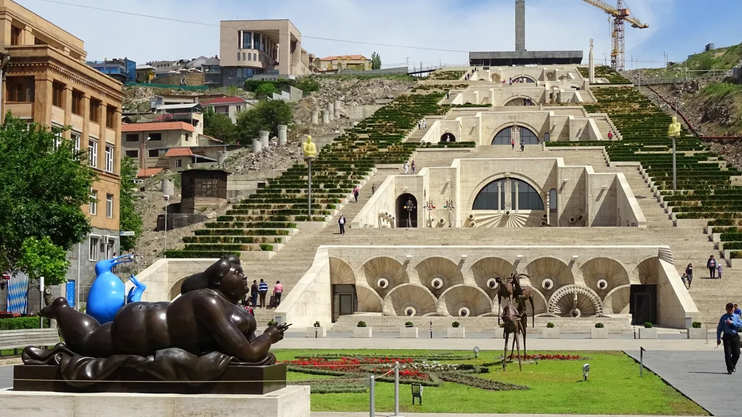 На улицах Еревана. Александр Таманян