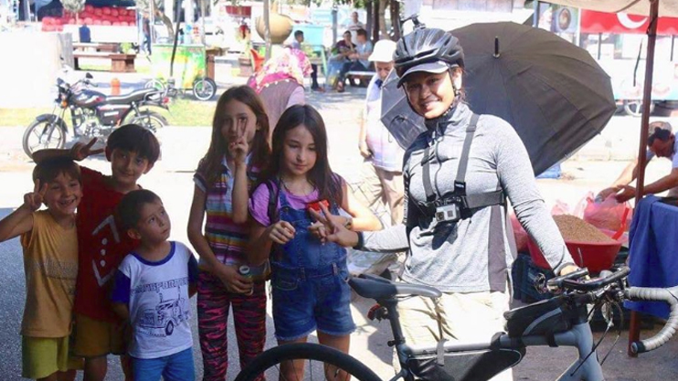 Ариана Каоили  проехала на велосипеде 1800 километров