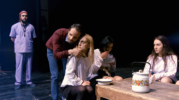 За кулисами. Нелюбовь