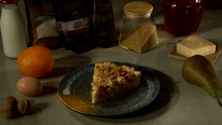 Let’s cook together: exotic pie with orange, pear, and strawberry