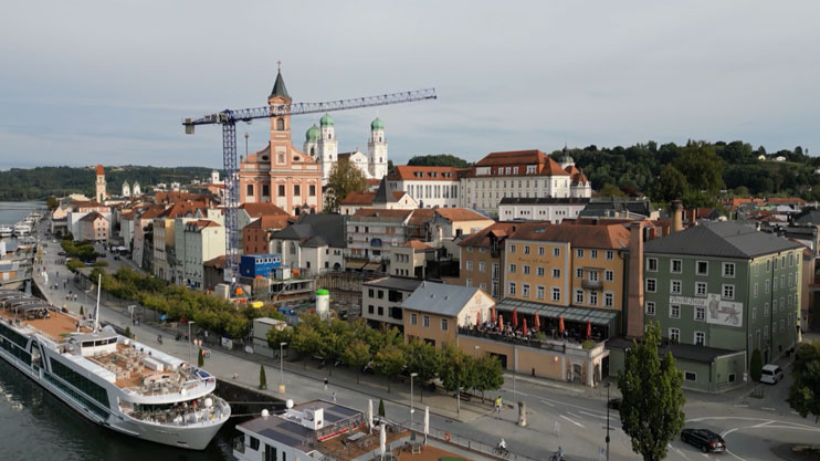 Օտար, ամայի ճամփեքի վրա. Պասաու