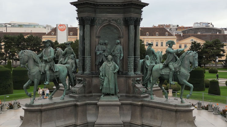 На чужих, пустынных дорогах. Вена 4